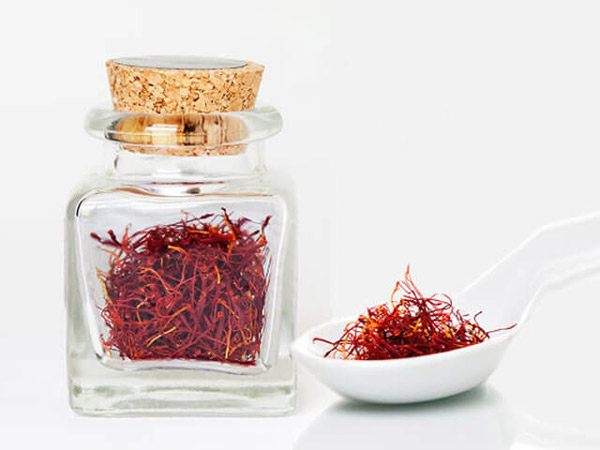 تعبئة الزعفران في عبوات زجاجية تعبئة الزعفران في عبوات زجاجية