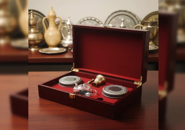 تعبئة الزعفران في عبوات خشبية تعبئة الزعفران في عبوات خشبية